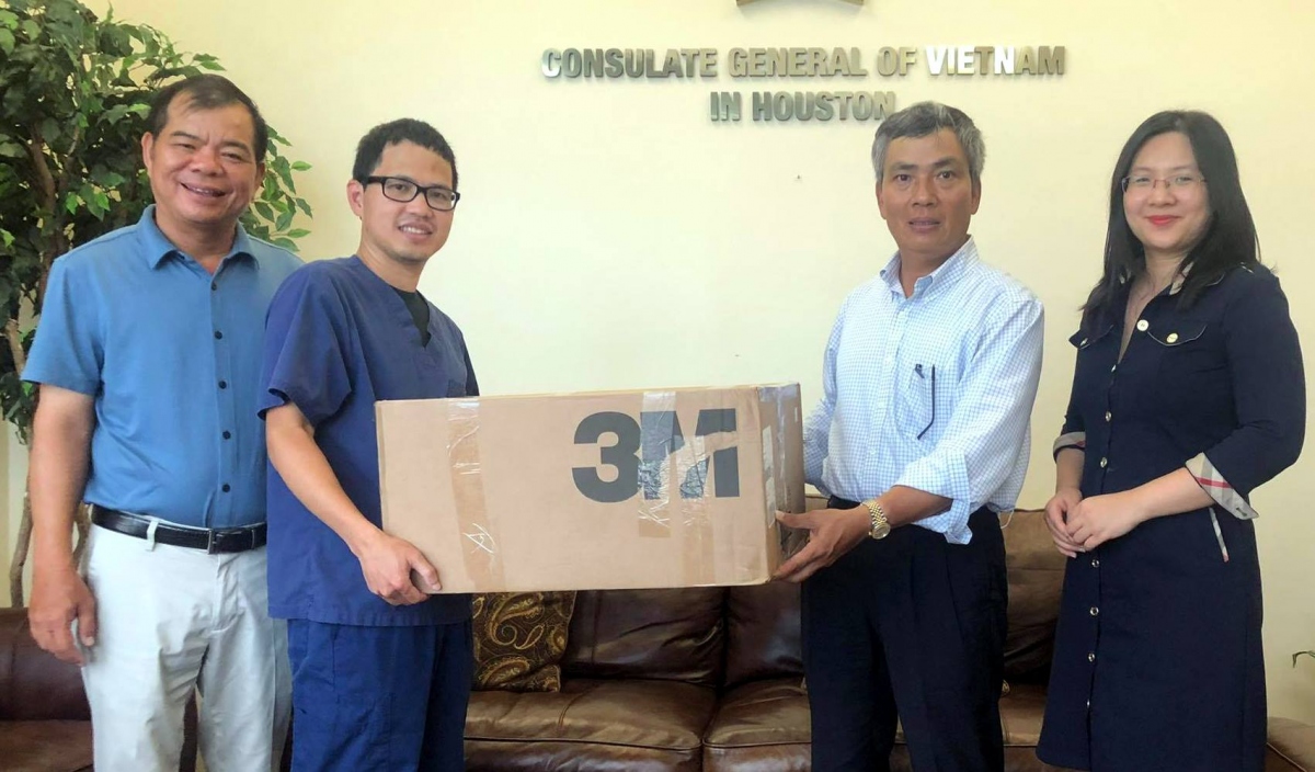 Bác sĩ người Việt ở Mỹ tặng 3.000 khẩu trang 3M-N95 hỗ trợ nhân viên y tế trong nước